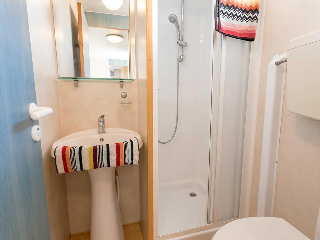 camping-roma-capitol-mobile-homes-baia-blu-bathroom