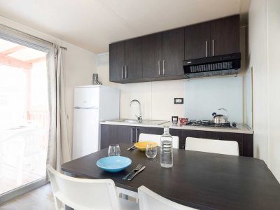 camping-roma-capitol-mobile-homes-baia-relax-kitchen-2