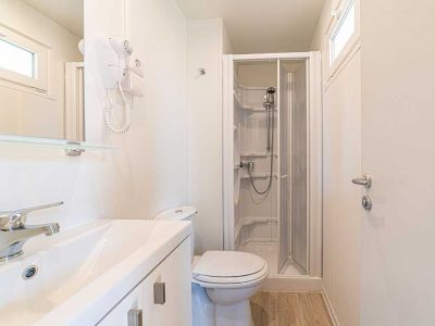 camping-roma-capitol-mobile-homes-baia-sardinia-bathroom