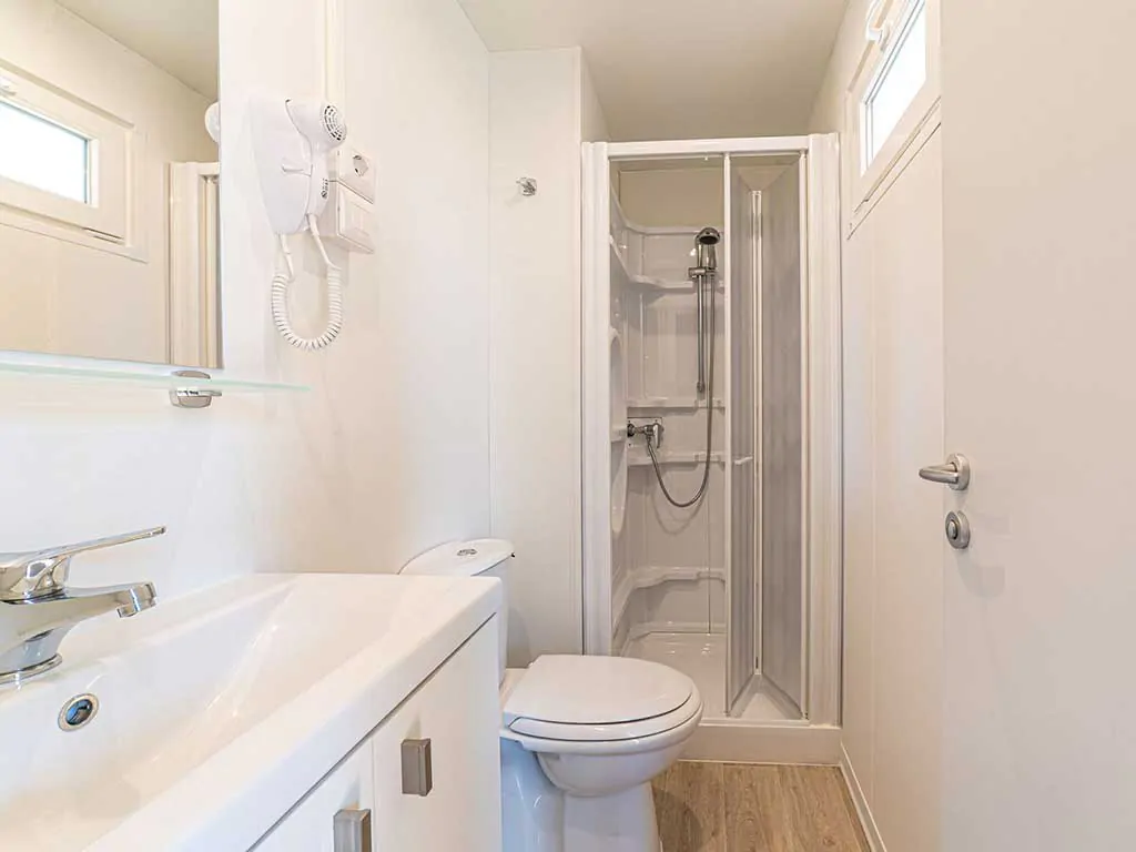 camping-roma-capitol-mobile-homes-baia-sardinia-bathroom