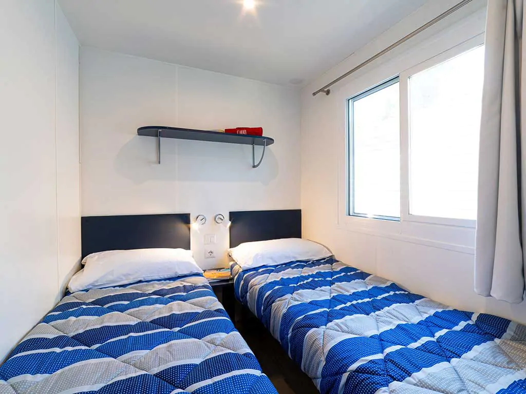camping-roma-capitol-mobile-homes-baia-sardinia-bedroom