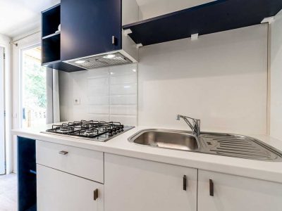 camping-roma-capitol-mobile-homes-baia-sardinia-kitchen