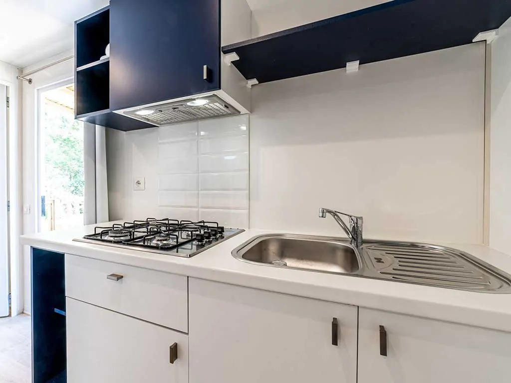 camping-roma-capitol-mobile-homes-baia-sardinia-kitchen