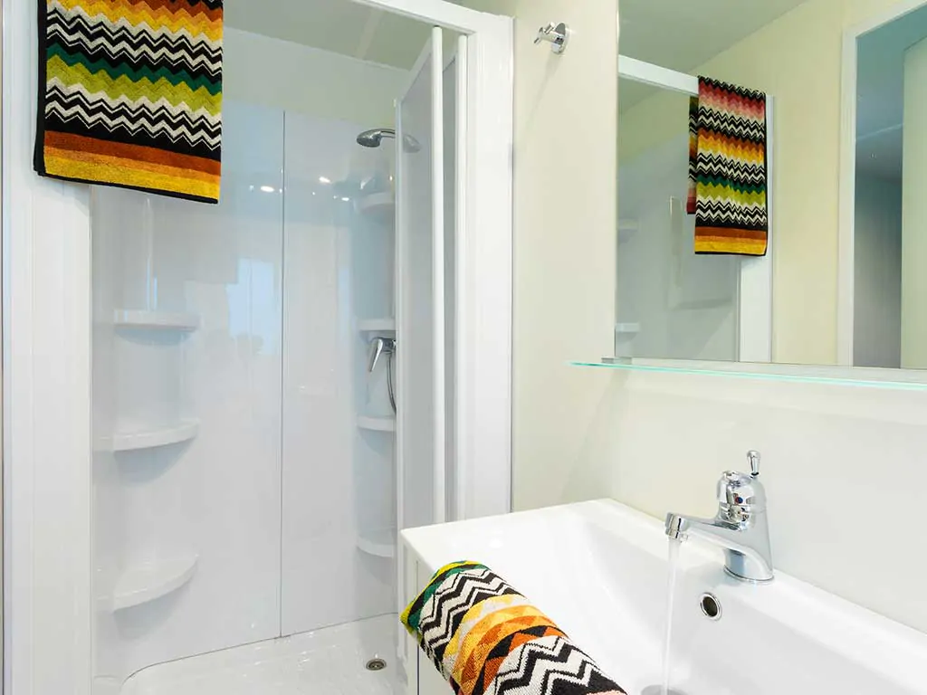 camping-roma-capitol-mobile-homes-blu-resort-bathroom