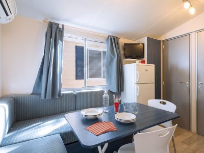 camping-village-baia-blu-la-tortuga-mobile-home-blu-romantic-interior