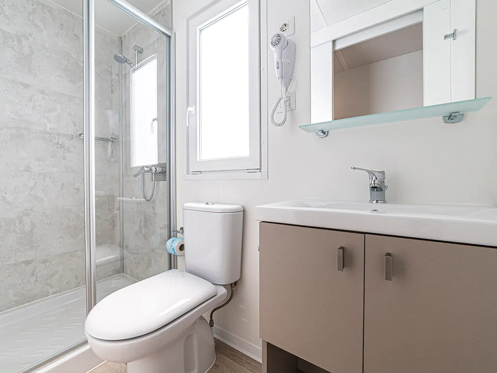camping-village-cavallino-mobile-home-baia-revolution-bathroom-2