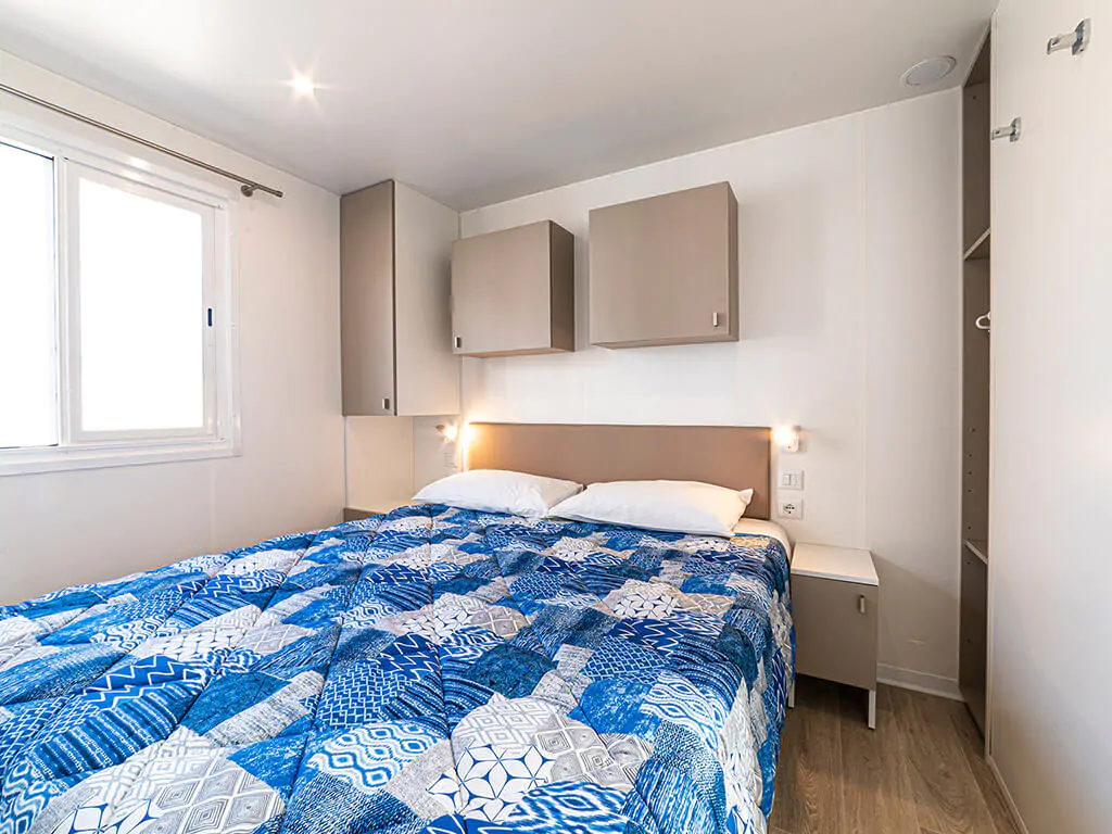 camping-village-cavallino-mobile-home-baia-revolution-bedroom-3