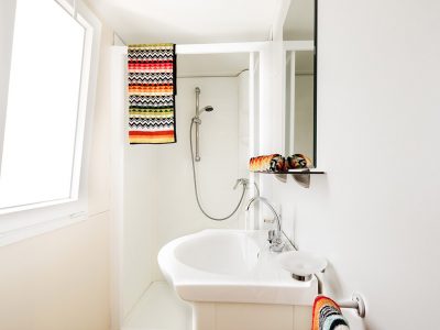 camping-village-cavallino-mobile-home-blu-romantic-bathroom-2