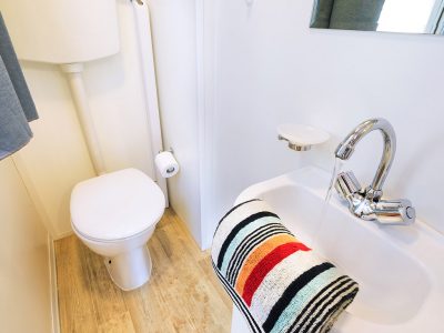 camping-village-cavallino-mobile-home-blu-romantic-bathroom