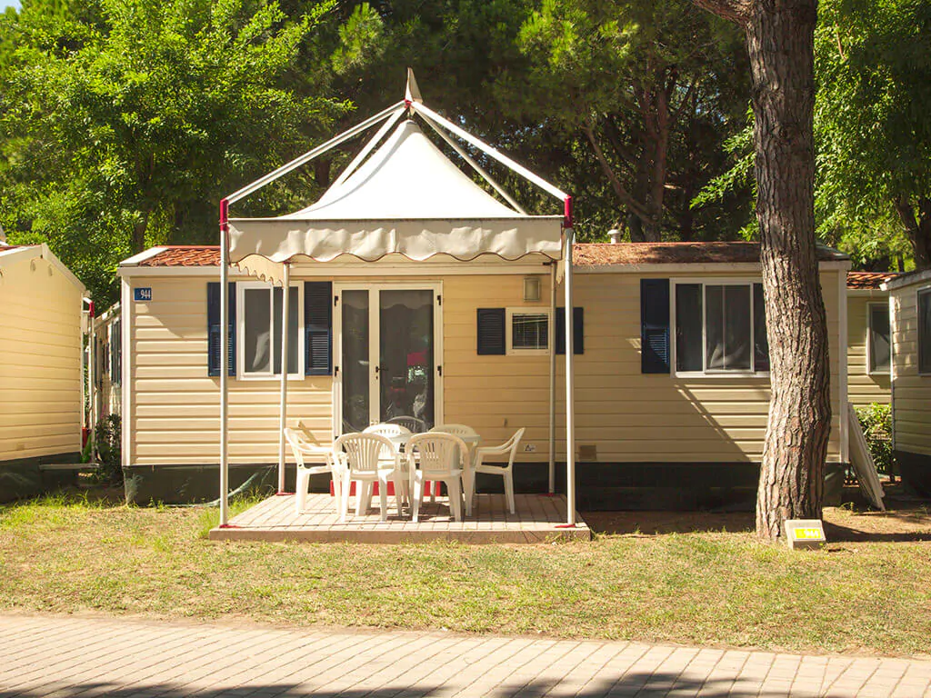 camping-village-cavallino-mobile-home-blu-romantic-exterior