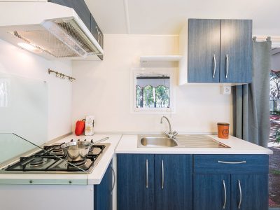 camping-village-cavallino-mobile-home-blu-romantic-kitchen