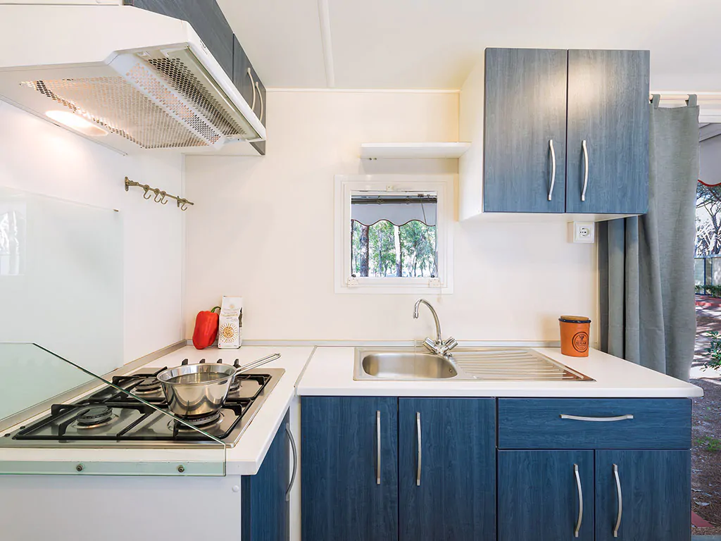 camping-village-cavallino-mobile-home-blu-romantic-kitchen