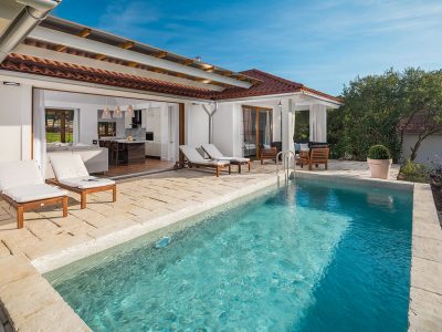 campsite-mon-perin-porto-bus-beachside-villa-exterior-pool