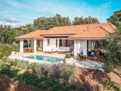 campsite-mon-perin-porto-bus-beachside-villa-exterior-pool-i