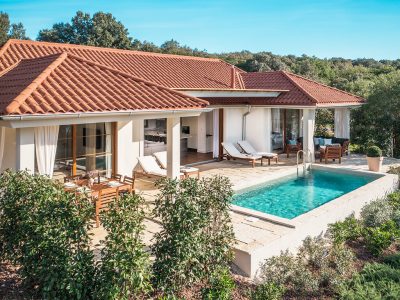 campsite-mon-perin-porto-bus-beachside-villa-exterior-pool-terrace