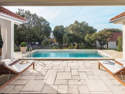 campsite-mon-perin-porto-bus-beachside-villa-pool-sunbeds