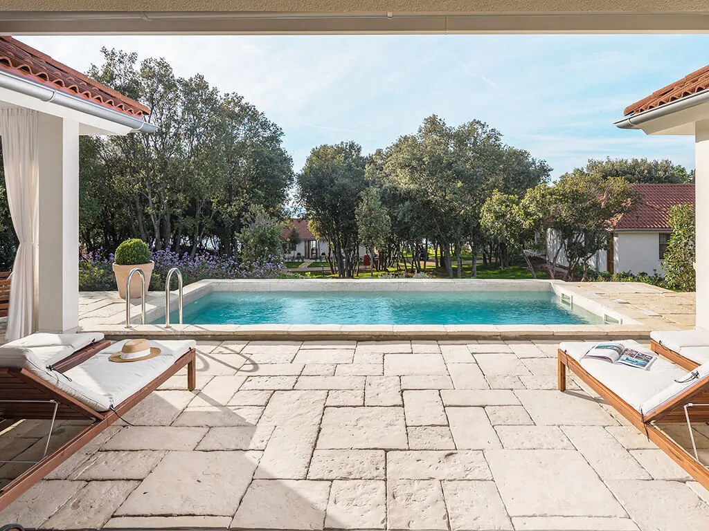 campsite-mon-perin-porto-bus-beachside-villa-pool-sunbeds