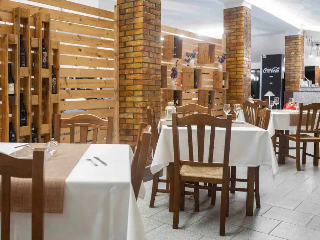 centro-turistico-san-nicola-rustic-tables-2