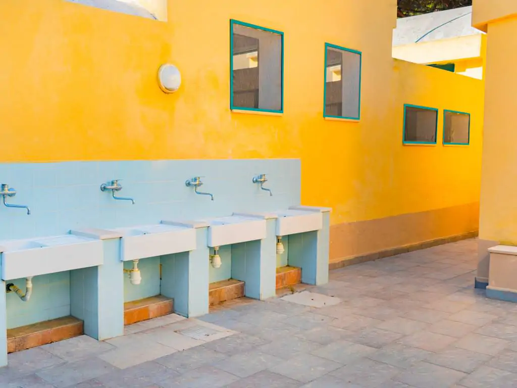 centro-turistico-san-nicola-sanitary-sinks-2