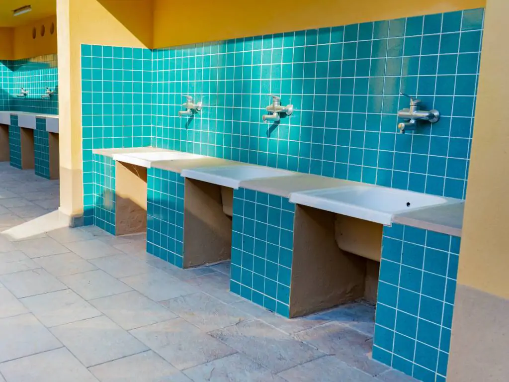 centro-turistico-san-nicola-sanitray-blue-sinks-2