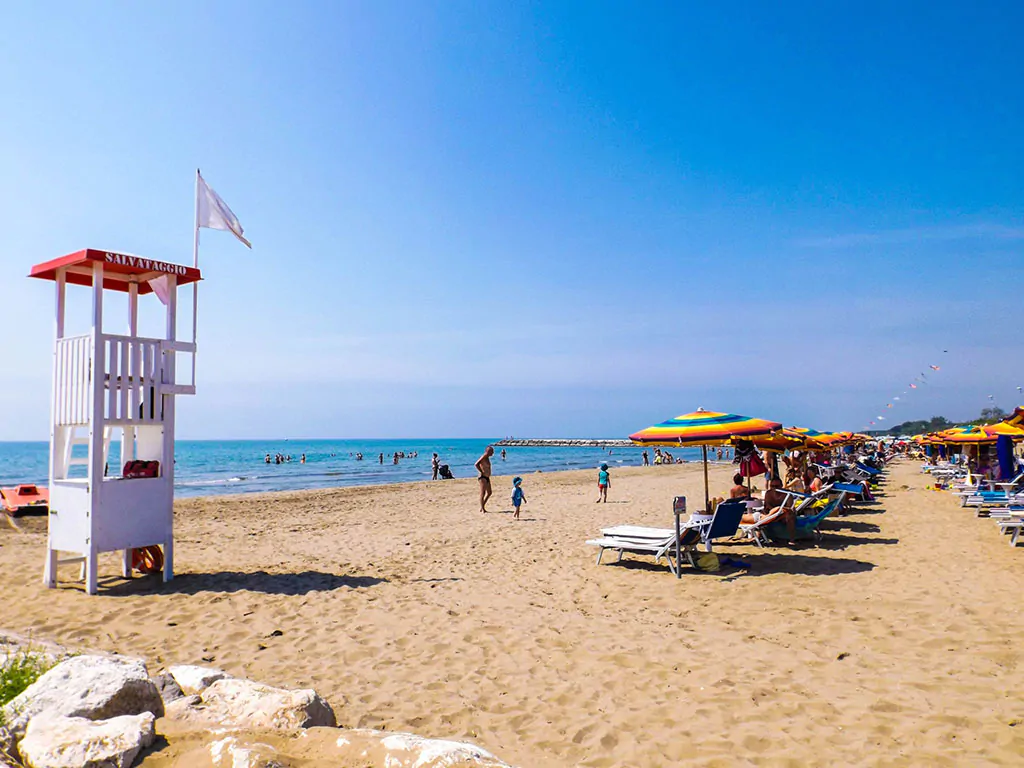 centro-vacanze-villaggio-san-francesco-beach-sunbeds