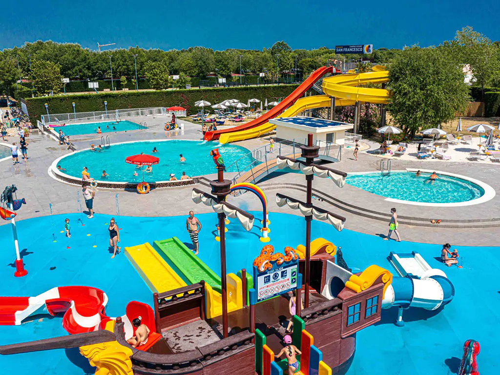 centro-vacanze-villaggio-san-francesco-pool-slides