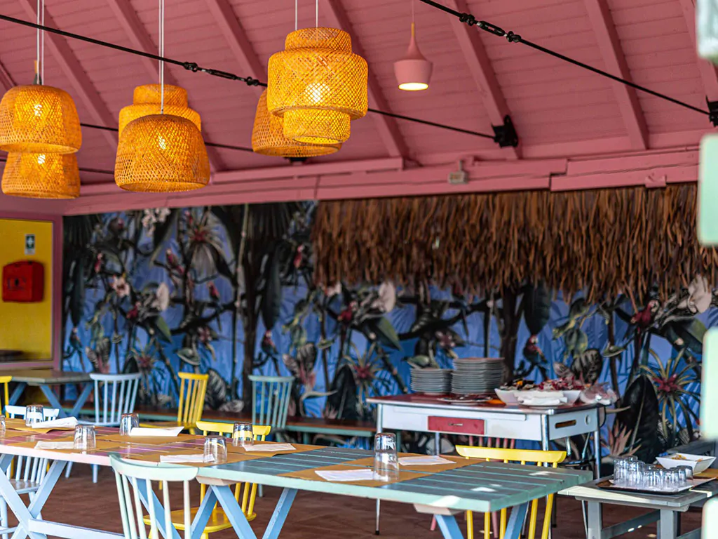 centro-vacanze-villaggio-san-francesco-restaurant-tables