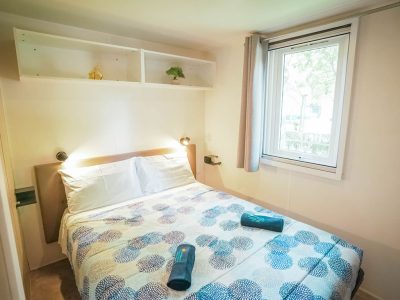 happy-premium-suite-interier-double-bed