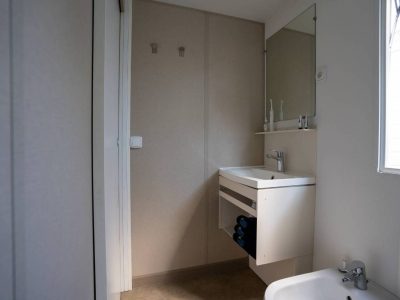 happy-relax-interior-bathroom