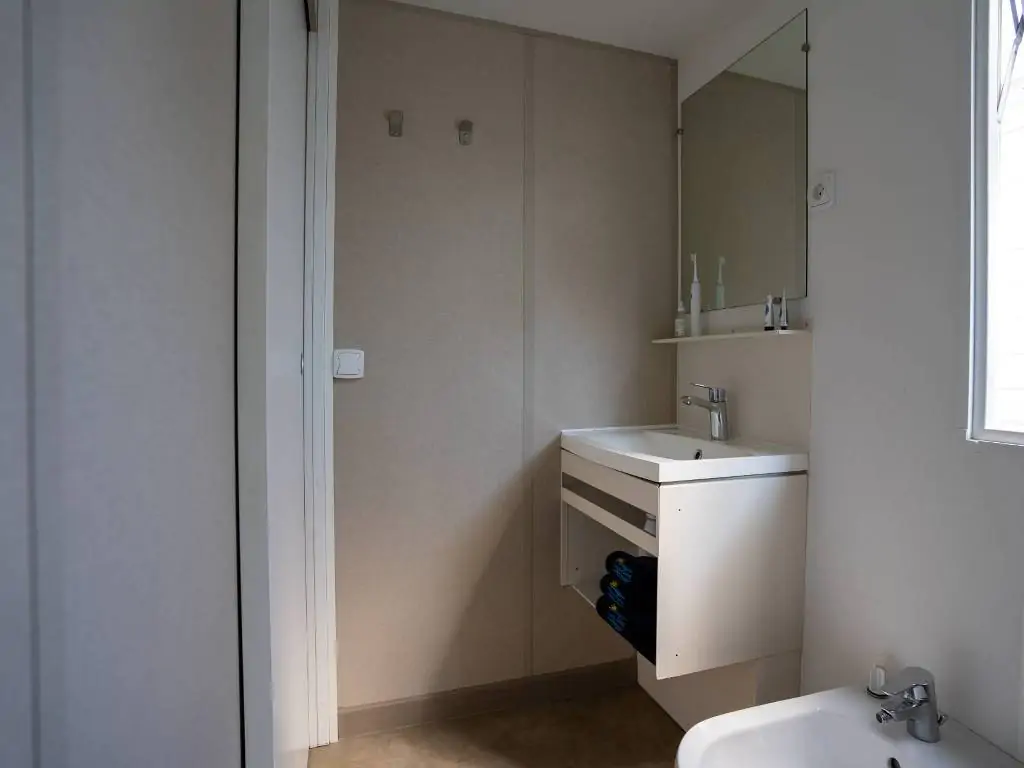 happy-relax-interior-bathroom