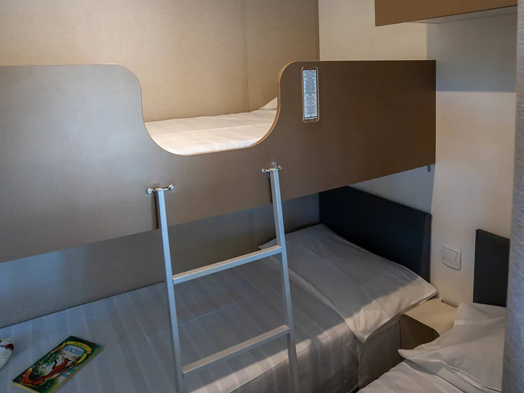 happy-relax-interior-bedroom-bunk-beds