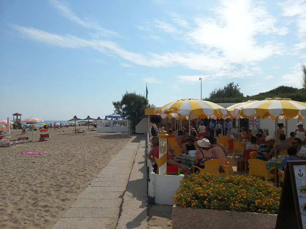 italy-camping-village-bar-beach