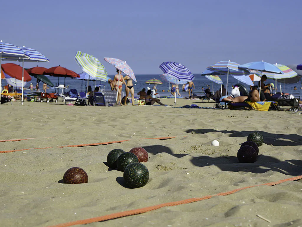 italy-camping-village-beach-game