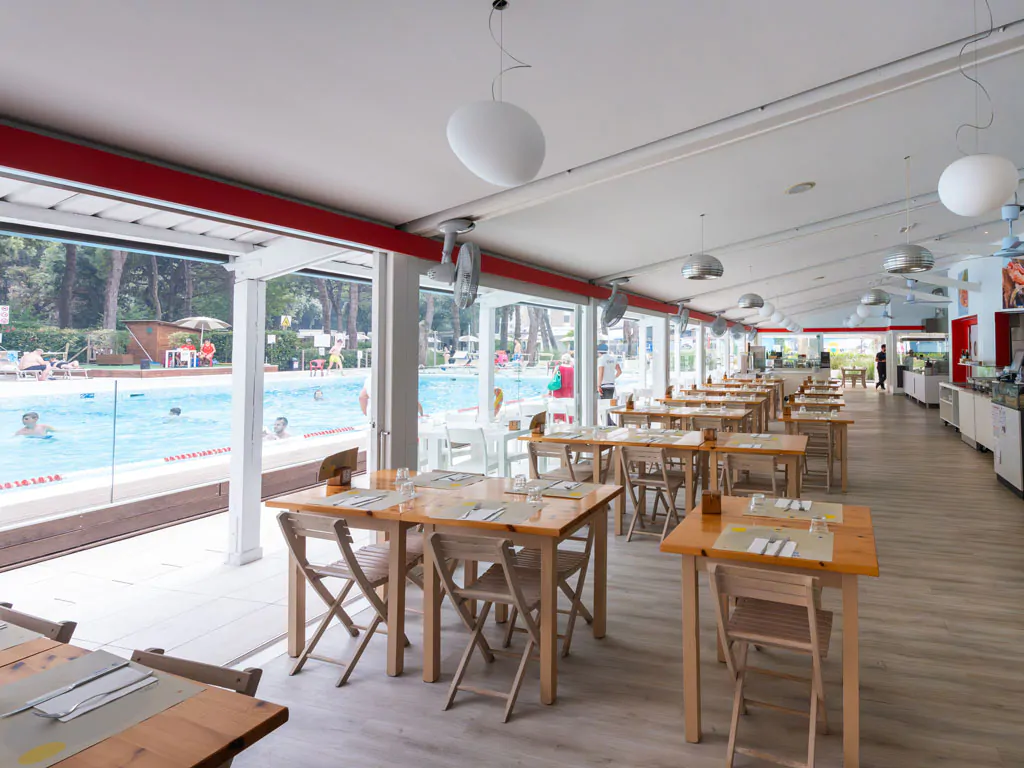jesolo-family-resort-restaurant-pool-view