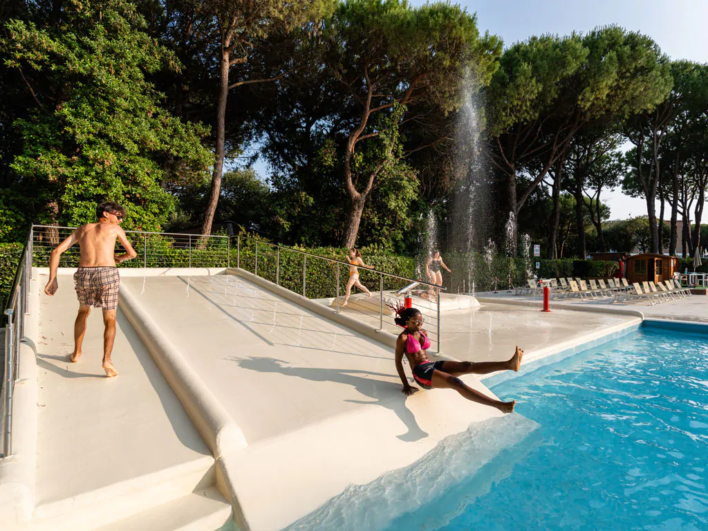 jesolo-family-resort-slide-pool-children