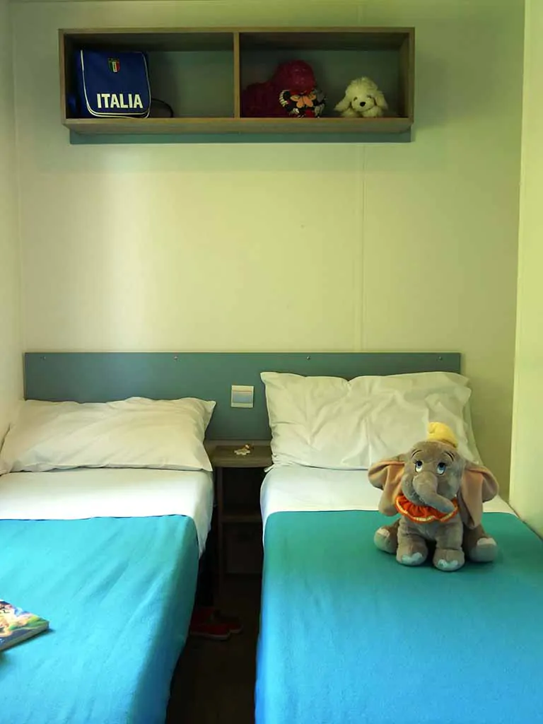 mobile-home-happy-comfort-bedroom-4-4