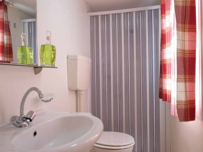 mobile-home-happy-standard-bathroom-2-2