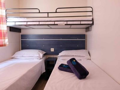 mobile-home-happy-standard-bedroom-2-2