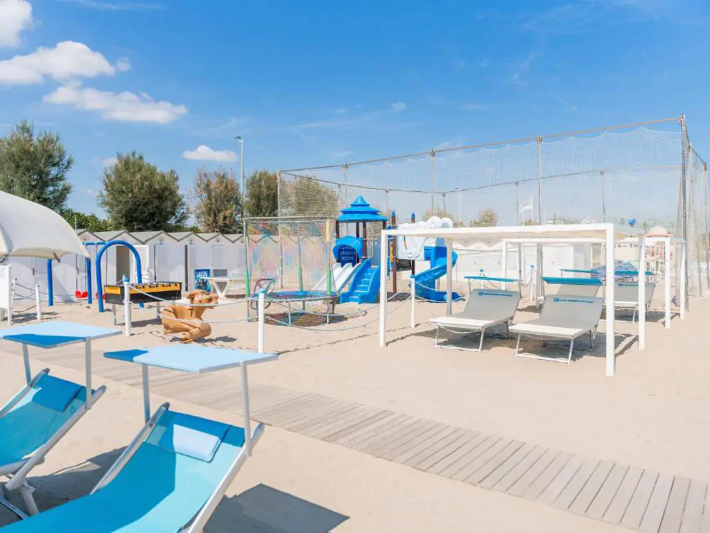 riccione-easy-camping-village-beach-view-and-sunbeds