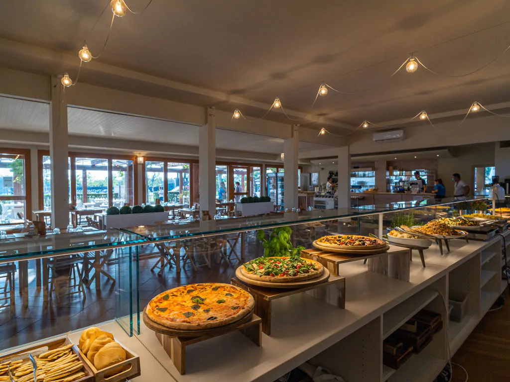 spina-family-camping-village-interior-buffet