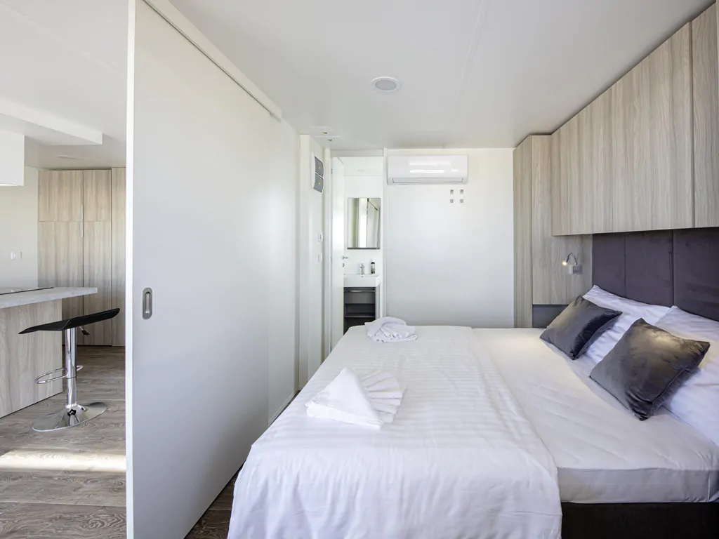 terra-park-phalaris-island-pag-mobile-homes-tamaris-double-bedroom-2