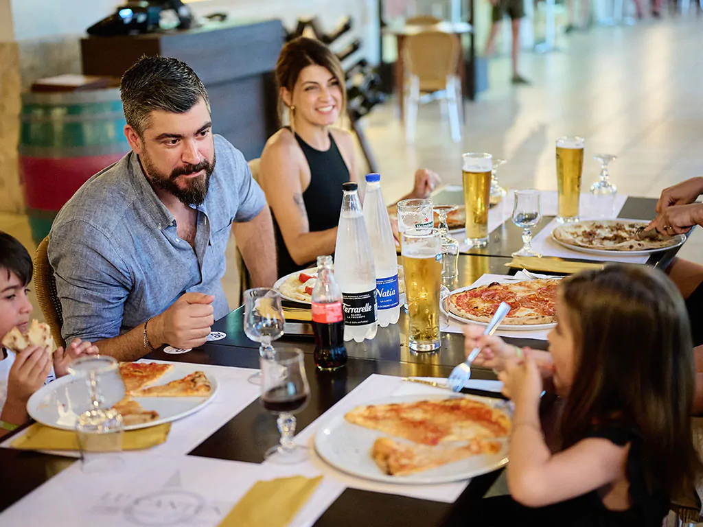 torre-rinalda-beach-camping-resort-family-dinner