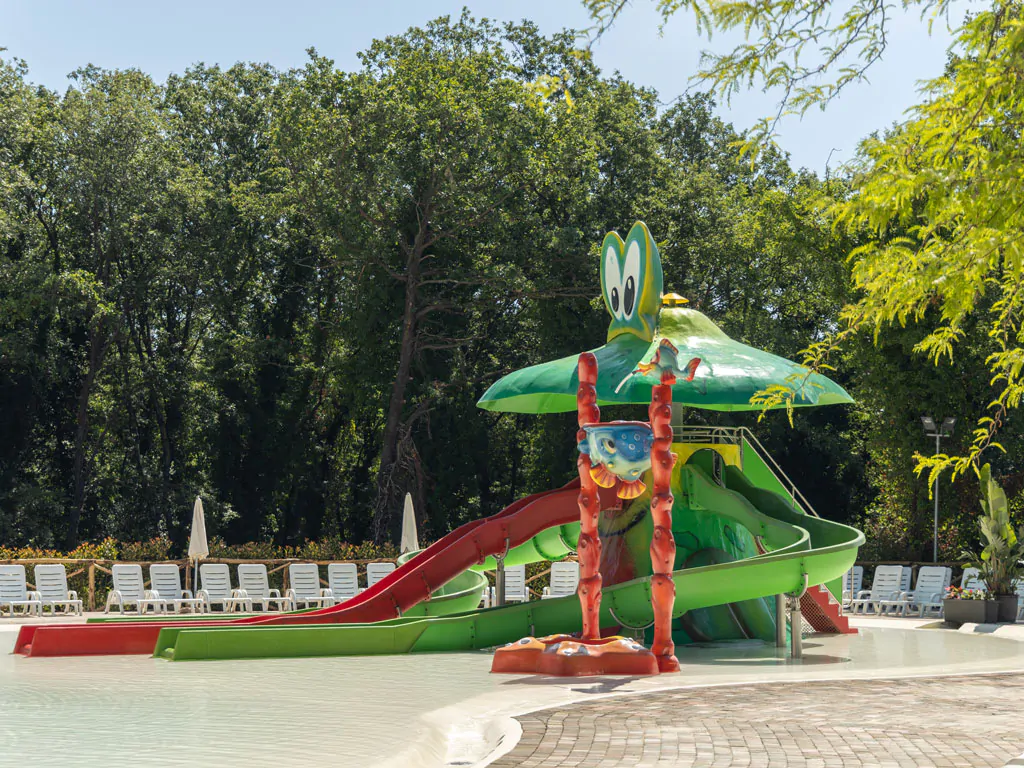 hu-i-pini-village-swimming-pool-slide