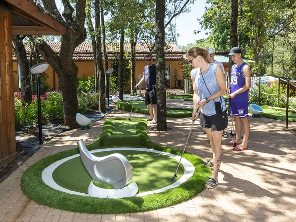 hu-montescudaio-village-mini-golf