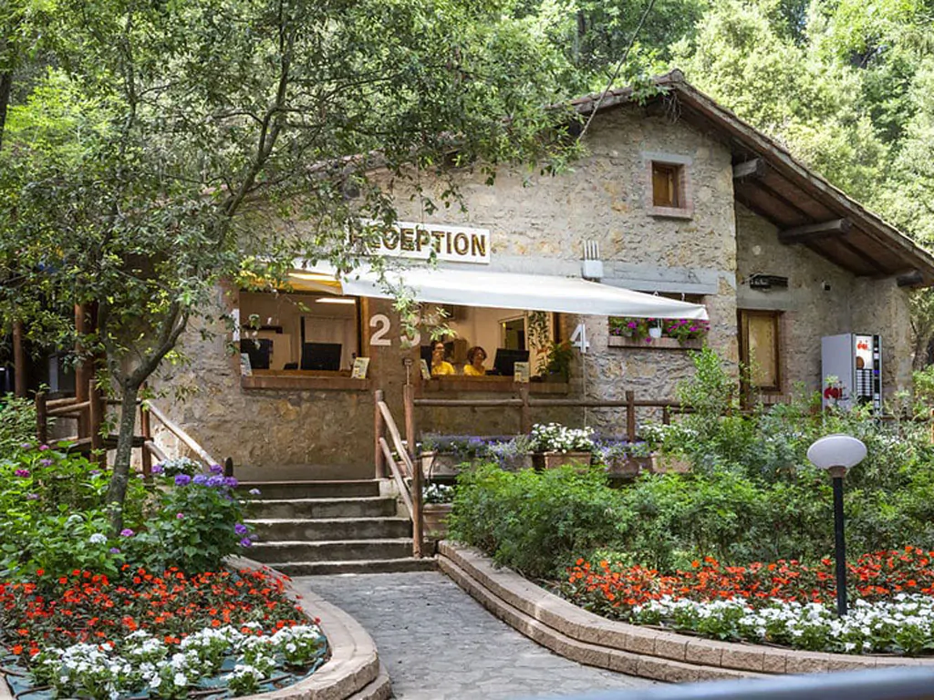 hu-montescudaio-village-reception