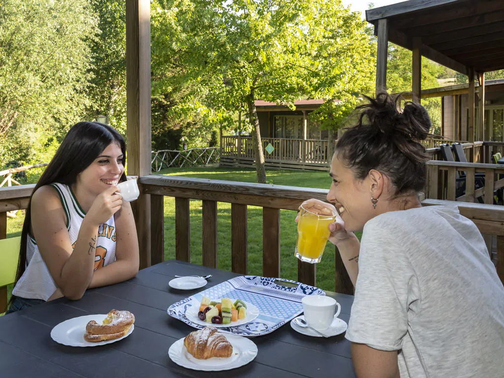 hu-norcenni-girasole-village-breakfast