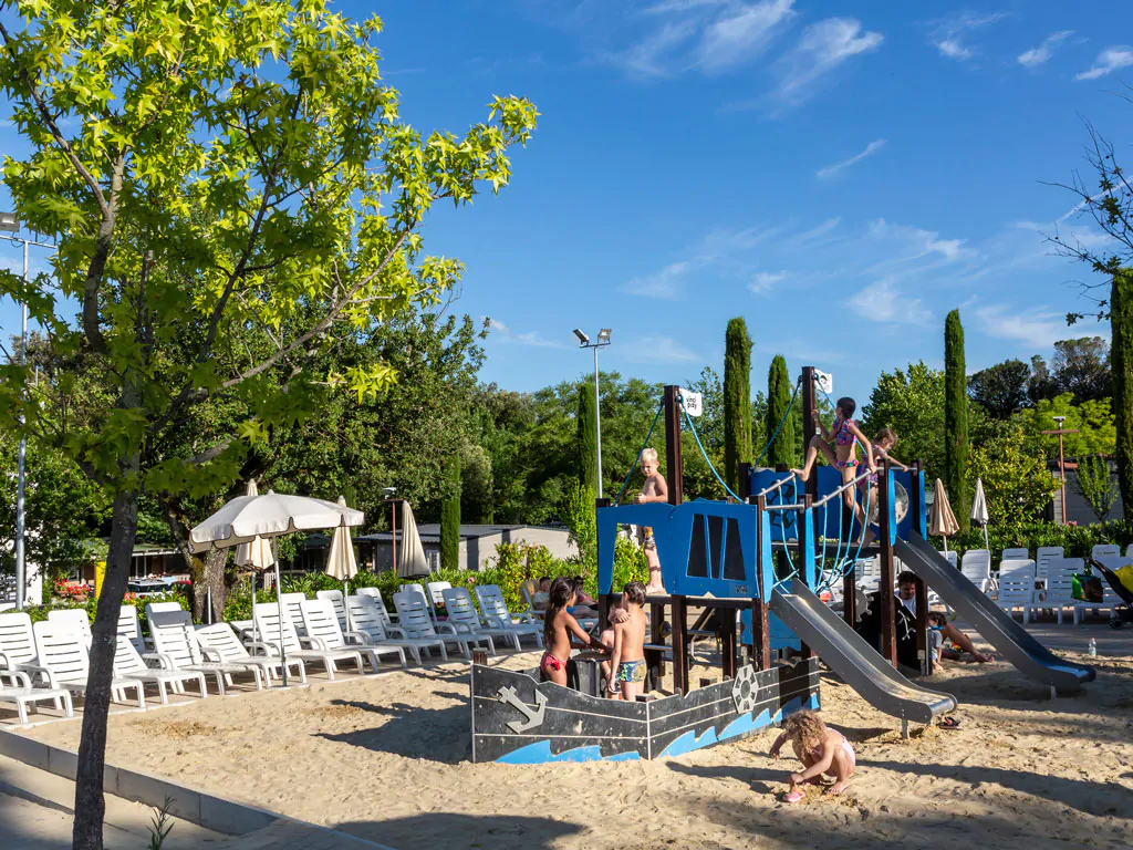 hu-norcenni-girasole-village-kids-playground