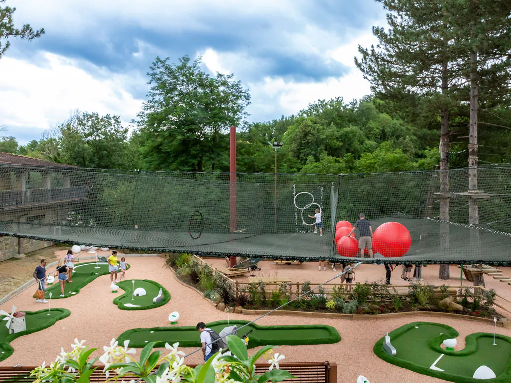 hu-norcenni-girasole-village-mini-golf