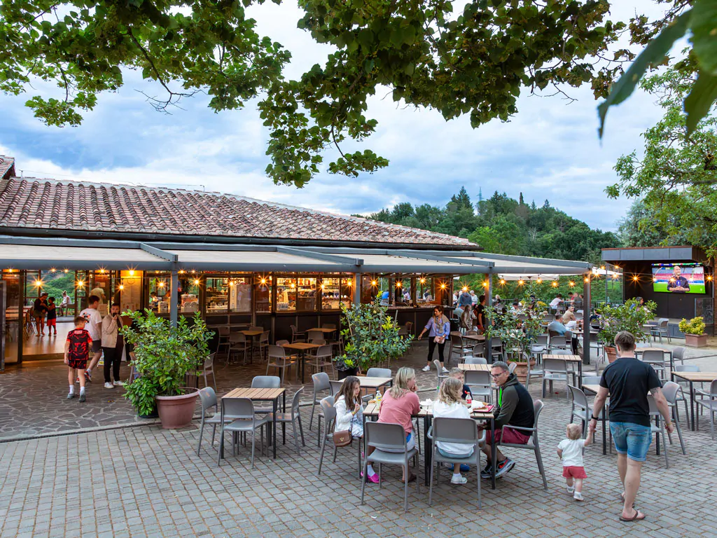 hu-norcenni-girasole-village-restaurant-terrace