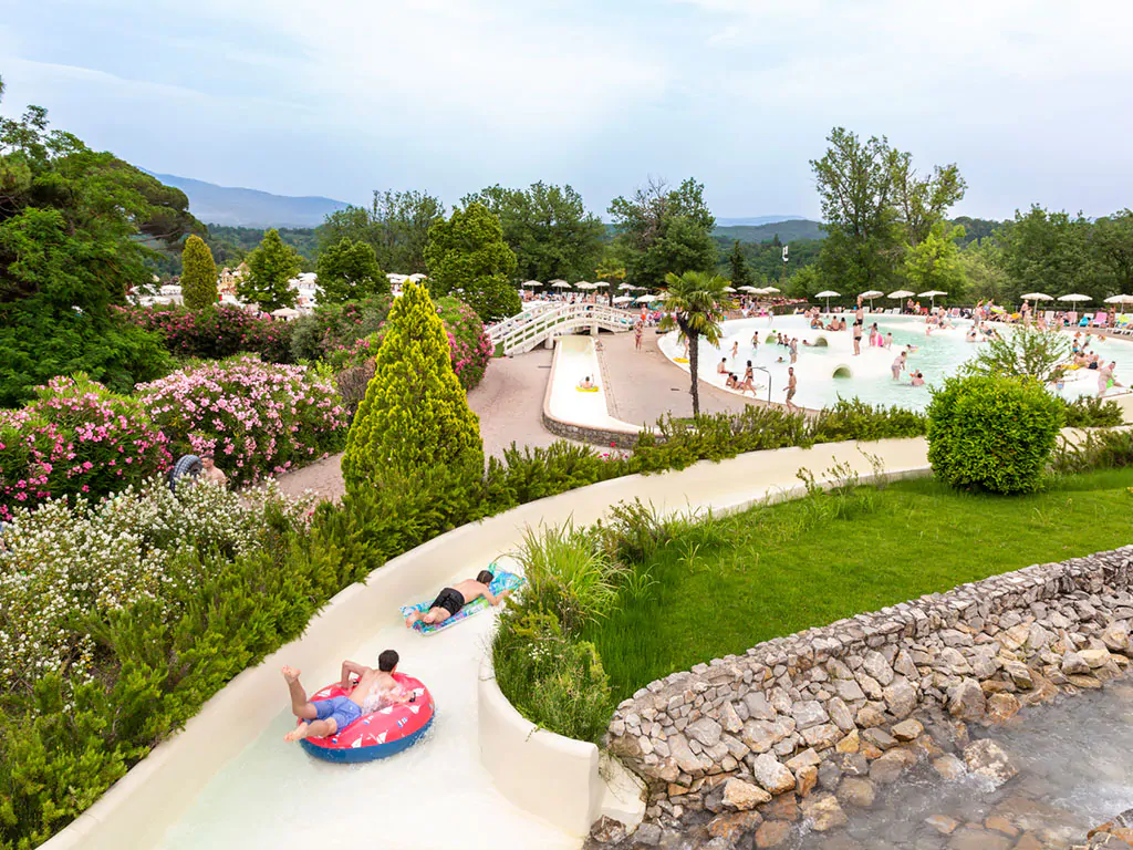 hu-norcenni-girasole-village-slide